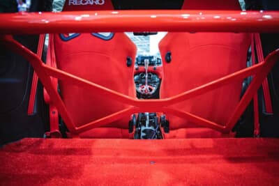 アバルト 595：2シーターブレースを装着（リアシートは取り外すことになる）。この2シーターブレースは、大阪オートメッセで初公開された