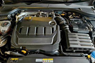 VW ゴルフ TDI  アクティブ アドバンス：最新世代のTDIエンジンは、最高出力こそ従来型の150psから不変ながら、最大トルクは20Nmアップの360Nm