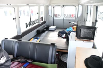 日野 リエッセII：後方にはリビング＆ベッドスペースを常設。マイクロバスならではの広大なスペースを持つ