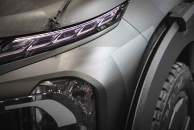 三菱 アウトランダーPHEV ナイト シーカー コンセプト:ボディカラーには迷彩色を取り入れている