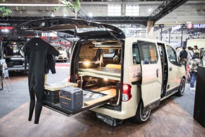 「ボディライン」がプロデュースした日産NV200バネット：サーファー仕様に仕立てられている