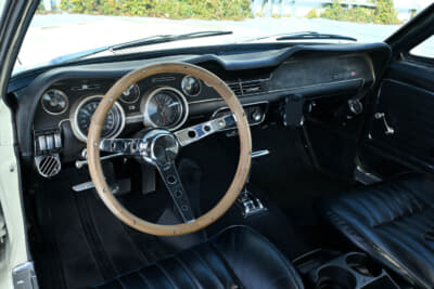 1968年式 フォード 初代 マスタング：新車当時からオプションだったパワーステアリングは遊びが大きく、慣れないうちは真っすぐ走らせるのも苦労する