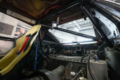 マツダ サバンナRX-7 デイトナ24時間レース仕様車：内装材が取り去られている