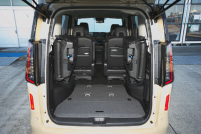 日産 セレナe-POWER ハイウェイスターV 4WD車：サードシートは跳ね上げ式だが、後方視界にも配慮している