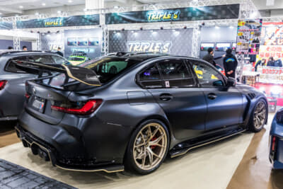 BMW G80型 M3セダン：ゴールドのアクセントラインを各所に入れつつ、エンブレムなどもカラーコーディネートしている