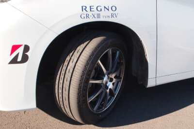 ブリヂストン REGNO GR-X III TYPE RVを装着したトヨタ 先代 アルファード