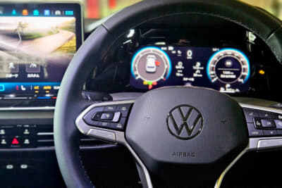 VW ゴルフ TDI  アクティブ アドバンス：ステアリングのスポーク上に設けられたグロスブラックのタッチ式スイッチが、コンベンショナルに指先で押す物理スイッチに戻された