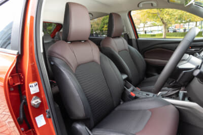 スズキ フロンクス：前席はシート自体の出来が好ましいこともあって、フロアからの多少のブルブル感の伝達を除いては快適性は高い