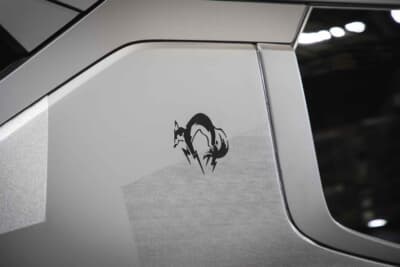 三菱 アウトランダーPHEV ナイト シーカー コンセプト:Cピラーには『メタルギアソリッド』に登場するフォックスのステッカーが貼られている