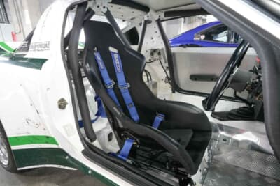 マツダ サバンナRX-7 デイトナ24時間レース仕様車：室内のアンダーコートを全部剥離して再塗装している