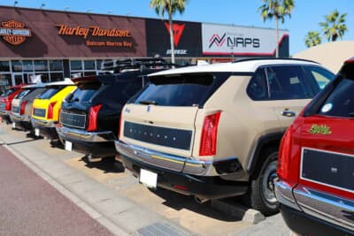 光岡 バディがこれだけ揃うと、リアハッチだけでも充分な存在感を放っていた