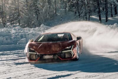 ランボルギーニ・アカデミア・ネーヴェの参加者は技術的な練習や高度な操作を行い、グリップの低い路面でのランボルギーニ・モデルのパワー、トラクション、敏捷性などを体験した