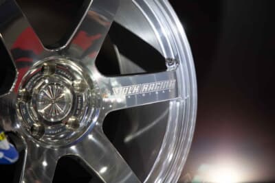 A.S.T.では下地処理などを見直し、従来にない映り込みを実現した