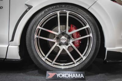 トヨタ ハリアー：右側にはADVAN Sport V107を装着