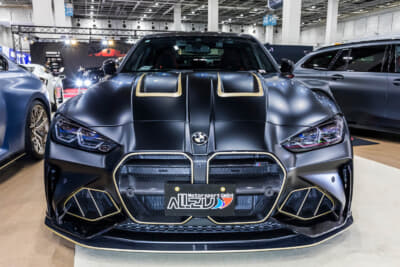 BMW G80型 M3セダン：ゴールドのアクセントラインを各所に入れつつ、エンブレムなどもカラーコーディネートしている