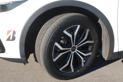 旧商品のブリヂストン REGNO GRV IIを装着したトヨタ クラウン クロスオーバー