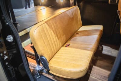 「ボディライン」がプロデュースした日産NV200バネット：専用のシートカバーを装着