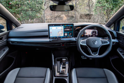 フォルクスワーゲン ゴルフ ヴァリアント TDI Rライン：コクピットはタッチディスプレイが12.9インチと大型化したのがトピック