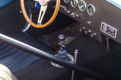 14万8250ドル（邦貨換算約2300万円）で落札されたシェルビー「コブラ289FIA 50thアニバーサリー エディション」（C）Courtesy of RM Sotheby's