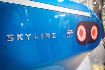 ネオ スカイライン：リアパネルには「SKYLINE」エンブレムを装着