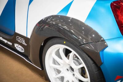 アバルト 595：オーバーフェンダーに合わせて、マッキナ専売のレイズのホイールCE28 N-plus（17×8.5+15）と、215/40R17のブリヂストン ポテンザ RE-12Dを組み合わせている