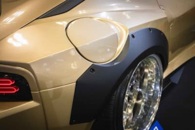 KUHL 34ZR-GTWR SPEC-D WIDEBODY：オーバーフェンダーをブラックペイントのままとすることで、往年のワークスフェンダーや、フェアレディ240ZGを彷彿させるデザイン