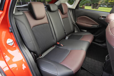 スズキ フロンクス：後席は、頭上に少し圧迫感はあるものの足元は4WD仕様でも変わらず広く確保されラクな姿勢で座れる