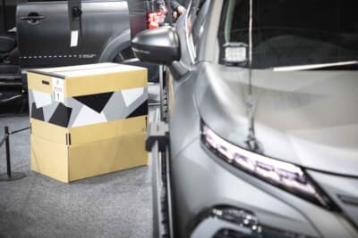 三菱 アウトランダーPHEV ナイト シーカー コンセプト:ゲームで主人公が敵地に潜入するときに使った段ボール箱も再現するなど、世界観への忠実さも話題となっていた