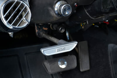 1968年式 フォード 初代 マスタング：サイドブレーキは運転席の左側にレバーが備わる