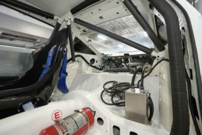 マツダ サバンナRX-7 デイトナ24時間レース仕様車：内装材が取り去られている