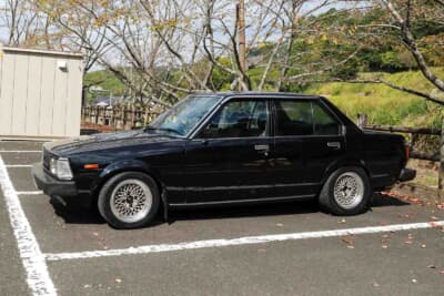 一般駐車場で見かけたトヨタ 4代目 カローラ。4ドアセダンにも2T-GEU搭載の1600GTが存在