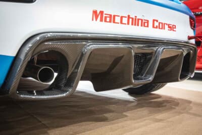 アバルト 595：ASSO／GRUスーパードライカーボンリアディフューザーを装着