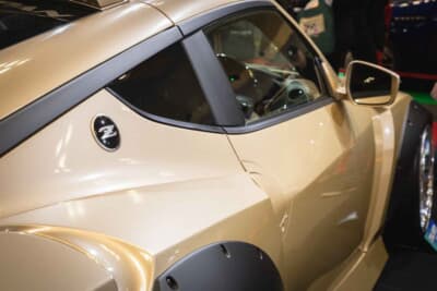 KUHL 34ZR-GTWR SPEC-D WIDEBODY：オーバーフェンダーも手が凝っており、片側30mmワイドの貼り付けフェンダーと、50mmワイドのビス止めフェンダーの組み合わせで、合計80mmのワイド化を実現