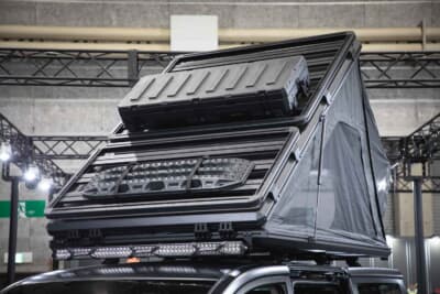 三菱 デリカD:5 ブラックエディション アクティブ シーカー:ルーフにはポップアップテントを備える