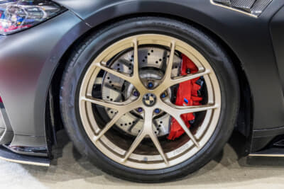 BMW G80型 M3セダン：足まわりはアラゴスタをチョイスし、M2と同じシトリンゴールドのBBS FI-R EVOをチョイス