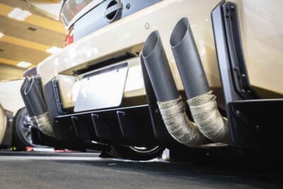 KUHL 34ZR-GTWR SPEC-D WIDEBODY：マフラーエンドが上方に向けてスラッシュカットされている