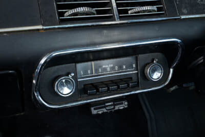 1968年式 フォード 初代 マスタング：ダッシュ中央のラジオはPhilco製