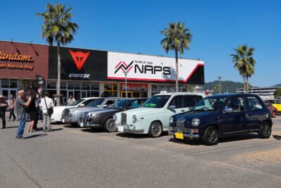 ミツオカ車のオーナーだけではなく、この施設にショッピングに訪れた人たちも、たくさんのミツオカ車の共演に大興奮