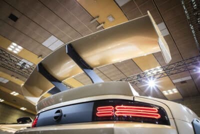 KUHL 34ZR-GTWR SPEC-D WIDEBODY：リアにこれでもかとオフセットした大きなGTウイングもよく計算された形で、リアセンターガーニッシュをエンブレムごとブラックアウトしたことで車体全体を引き締めている