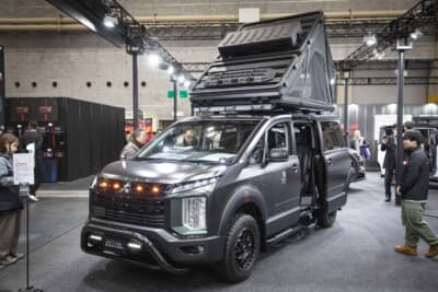 三菱 デリカD:5 ブラックエディション アクティブ シーカー:ルーフにはポップアップテントを備える