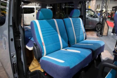 「ARJ」がプロデュースした日産キャラバン：ブルーのシートカバーが室内にアクセントを与える