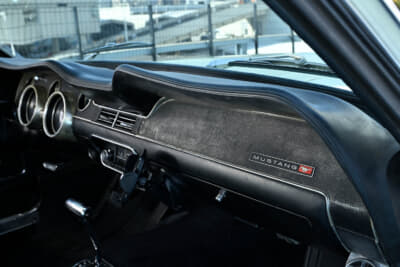1968年式 フォード 初代 マスタング：助手席のダッシュパネルにも「MUSTANG」のスクリプト