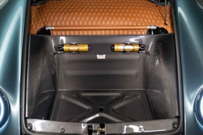 97万5000ドル(邦貨換算約1億5208万円)で現在も販売中のポルシェ「911リマスタード バイ ギュンター ヴェルクス」(C)Courtesy of RM Sotheby's