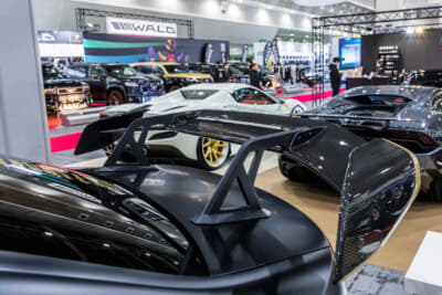 BMW G80型 M3セダン：adro（エイドロ）のAT-R3スワンネックウイングを装備する