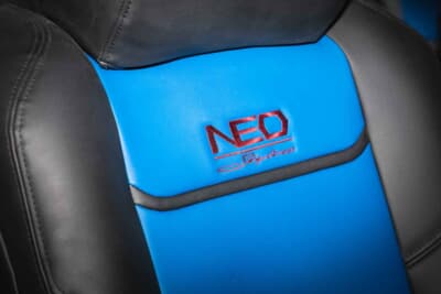 ネオ スカイライン：シートには「NEO Skyline」のステッチが入る