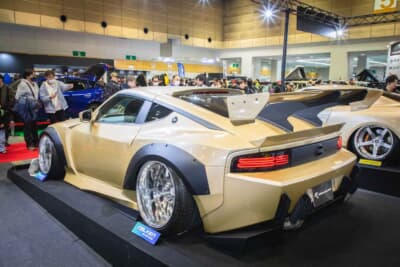 KUHL 34ZR-GTWR SPEC-D WIDEBODY：オーバーフェンダーをブラックペイントのままとすることで、往年のワークスフェンダーや、フェアレディ240ZGを彷彿させるデザイン