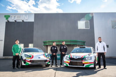 写真右から、カストロールの平川雅規 代表取締役社長、ドライバーの鎌田卓麻選手、コ・ドライバーの松本優一選手、テインの渡邊宏尚 執行役員