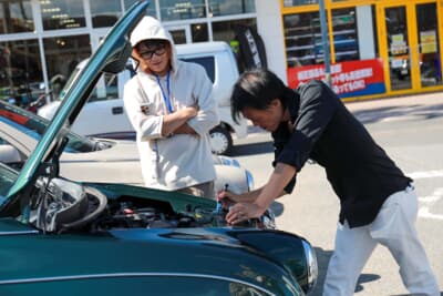デザイナーの青木孝憲氏のサービスは、イベント開催中絶え間なく続いた。このような交流ができるのも、光岡自動車公式イベントの醍醐味なのだ