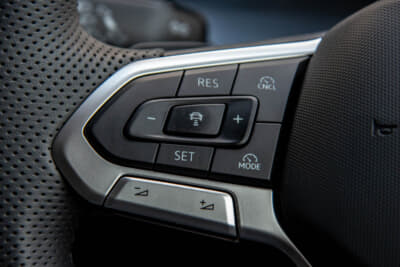 フォルクスワーゲン ゴルフ ヴァリアント TDI Rライン：ステアリング左側にはACC関連のスイッチが配置される