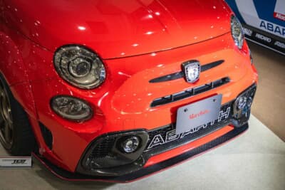 アバルト 595：マッキナ製のボディスタイリングキットが一式取り付けられている